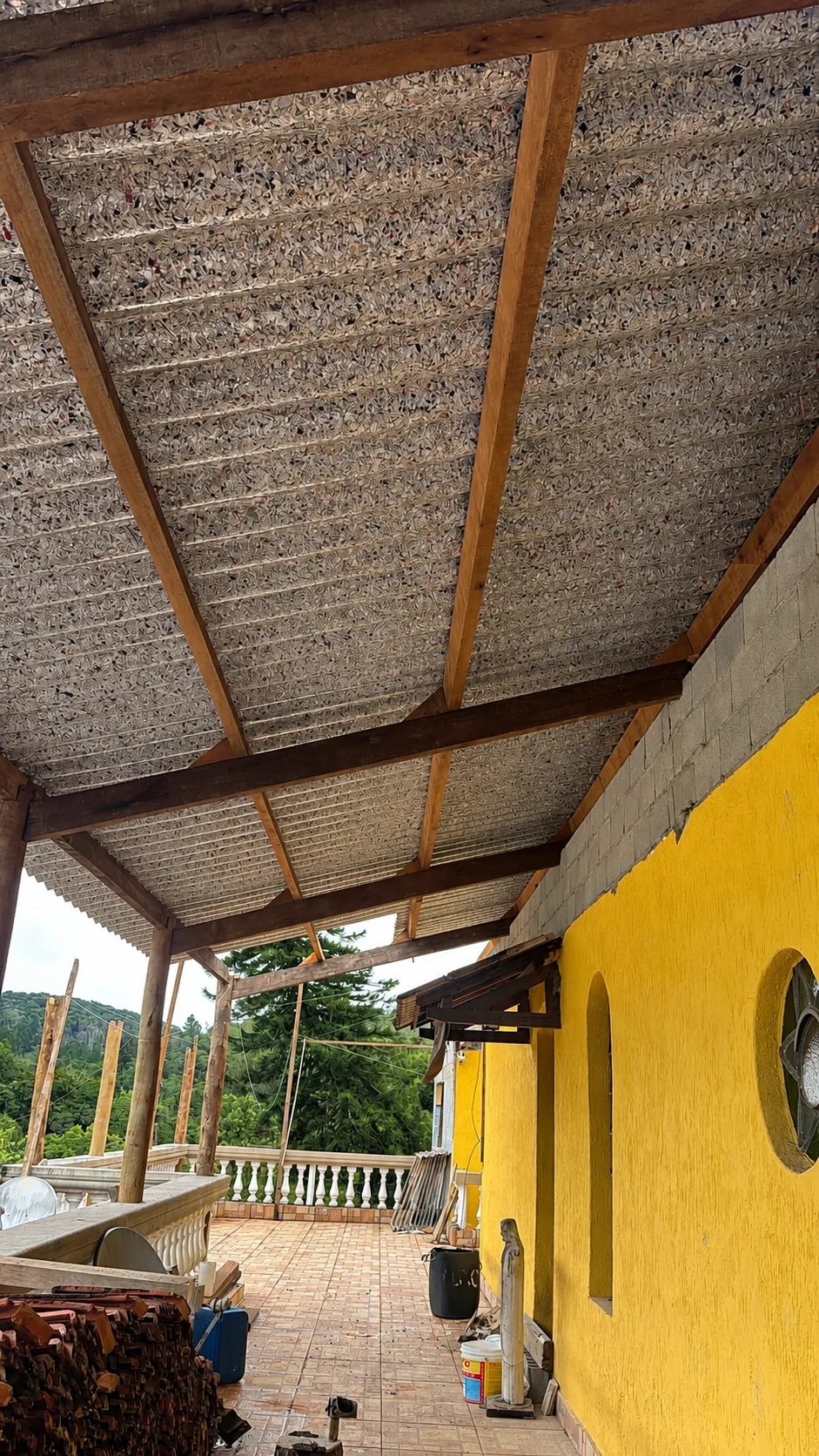 Vista inferior de cobertura com telhas ecológicas Therm Telha e estrutura de madeira