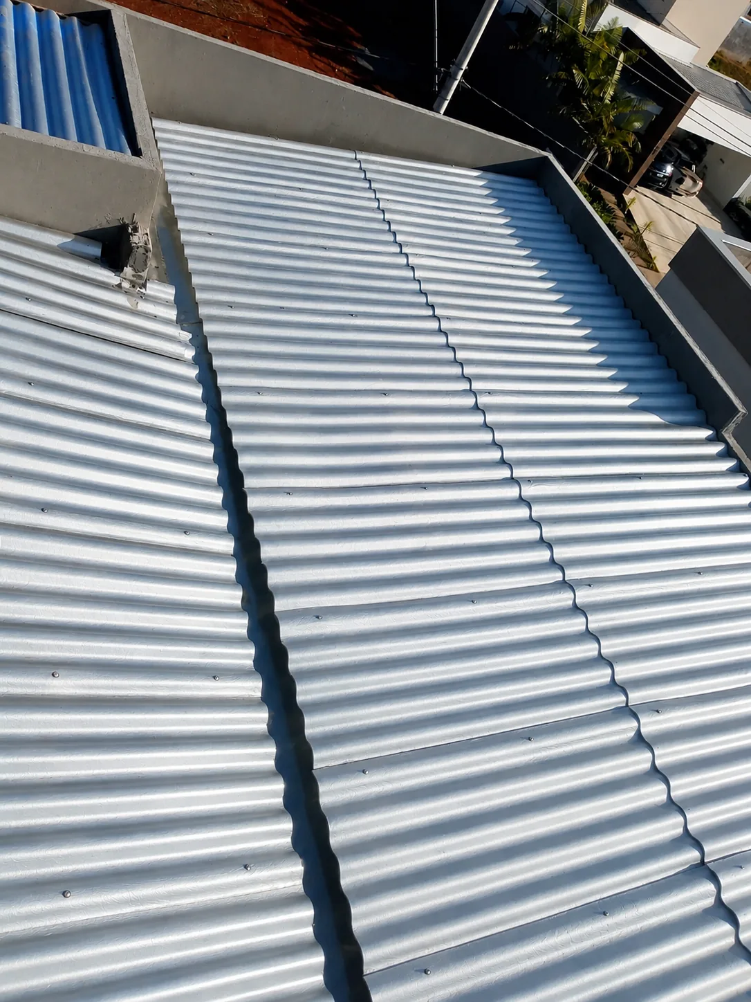 Cobertura branca com telhas ecológicas Therm Telha em vista superior