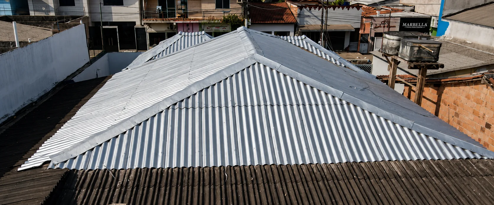 Frontal de cobertura com cumeeiras e encontros acabados com Therm Telha