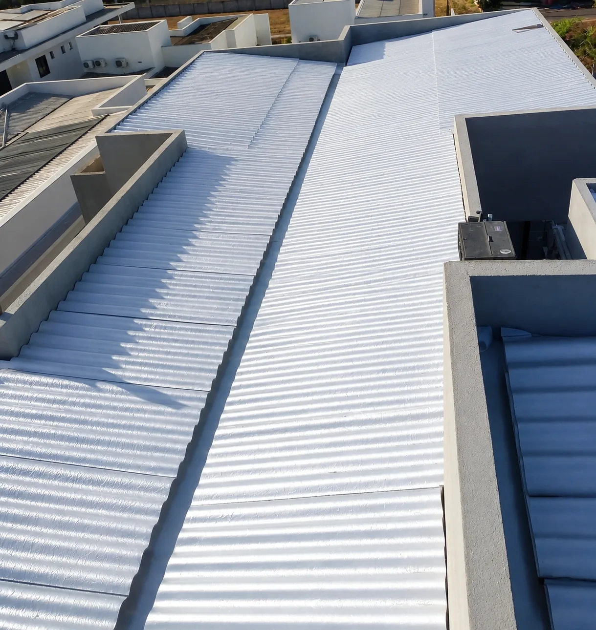 Cobertura branca contínua com telhas ecológicas Therm Telha