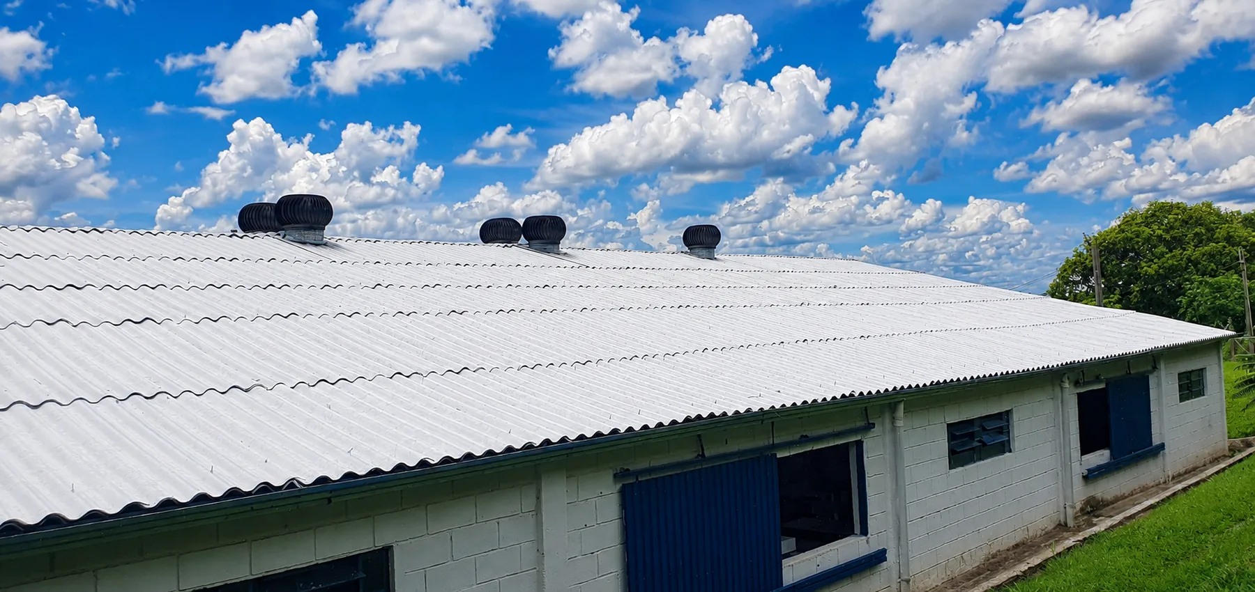 Cobertura industrial com telhas ecológicas Therm Telha sob céu azul